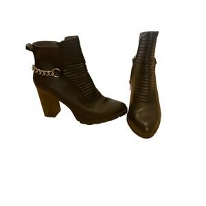 Adrienne Vittadini black faux leather chain accent heeled ankle boots size 9